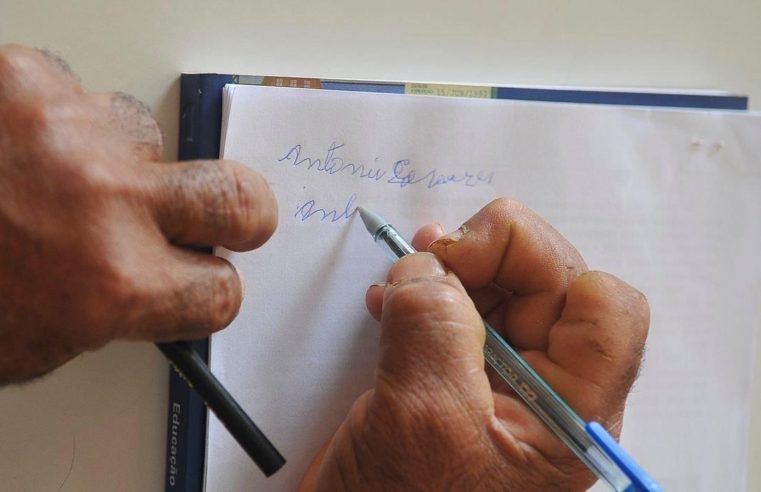 Analfabetismo cai, mas Brasil ainda tem 11 milhões sem ler e escrever