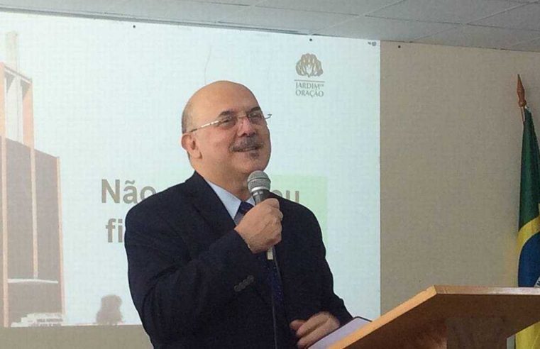 Novo ministro da Educação toma posse defendendo autoridade do professor