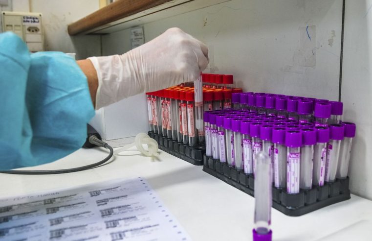 Nove em 10 pacientes curados da covid-19 apresentam efeitos colaterias