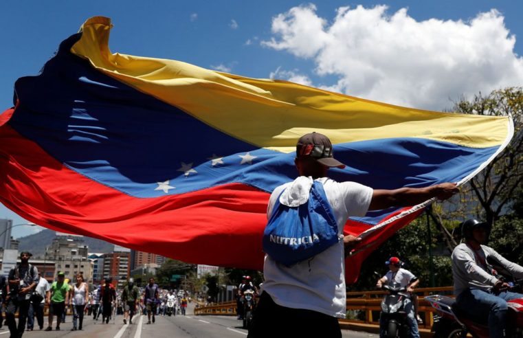 Venezuelanos protestam por serviços públicos e escassez de combustível