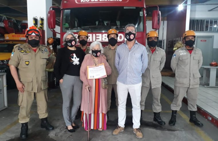 Bombeiros dão certificado “Amigo do Grupamento” para idosa que escreveu carta de agradecimento pela atuação da corporação durante as queimadas