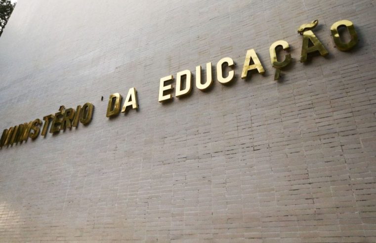 Mais de 100 deputados federais assinam manifesto contra corte de R$ 1,8 bi no orçamento do MEC para 2021