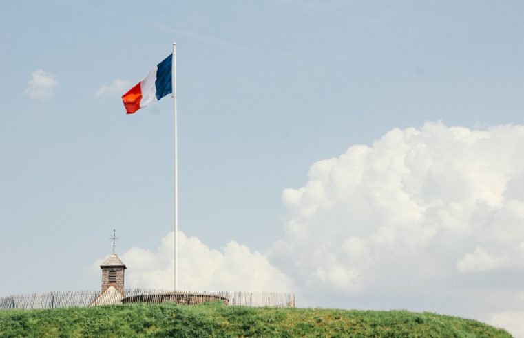 Padre é baleado em Lyon e governo francês emite alerta de segurança