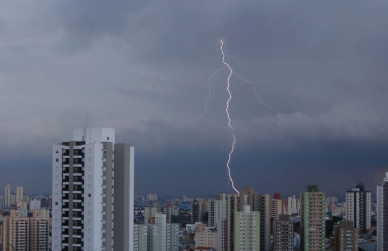 Chuva deve atingir várias regiões do país no fim de semana prolongado