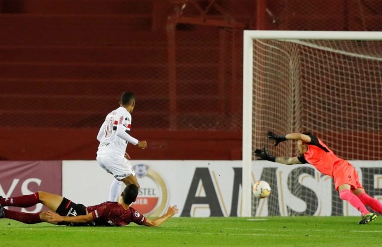 Em jogo de muitos gols, São Paulo perde para o Lanús na Argentina
