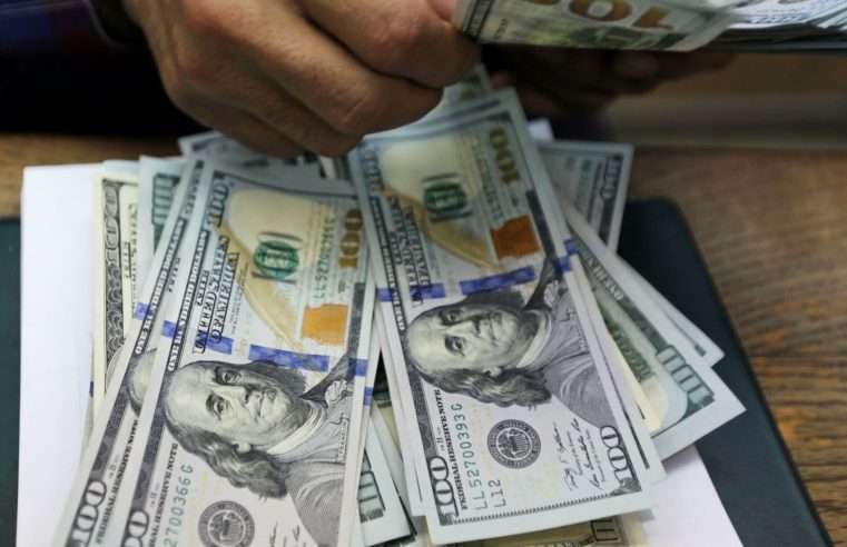 Dólar ultrapassa R$ 5,60 com avanço da covid-19 na Europa