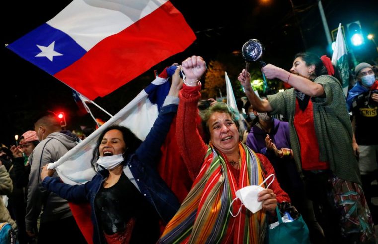 Em plebiscito, chilenos votam por redigir nova Constituição