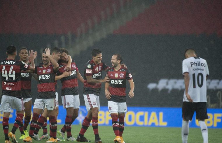 Brasileiro: Flamengo vence Athletico-PR e entra no G4