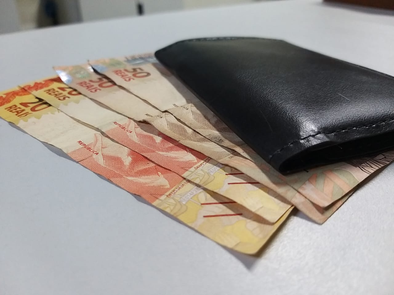 Rodoviários devolvem carteiras encontradas em ônibus