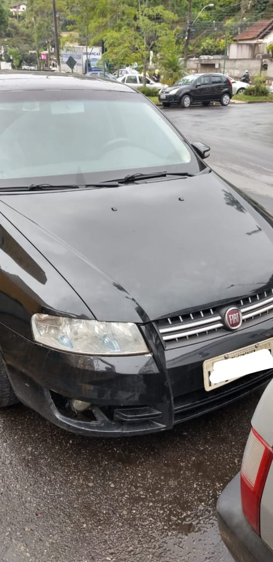 Homens que estavam em carro com placa adulterada são levados para a DP