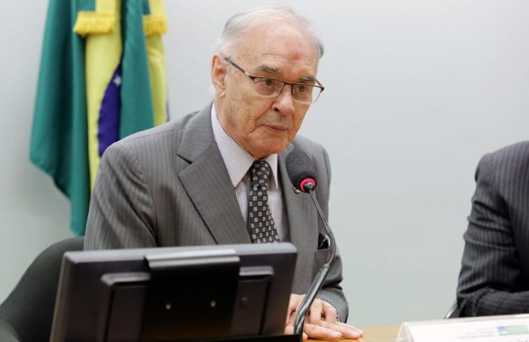 Senador Arolde de Oliveira morre aos 83 anos, vítima de Covid-19