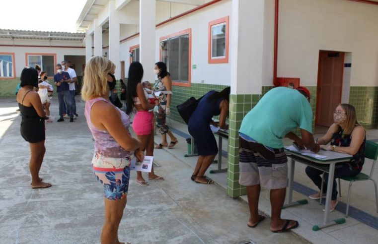 Nova Iguaçu entrega  cartões-alimentação para estudantes da rede municipal