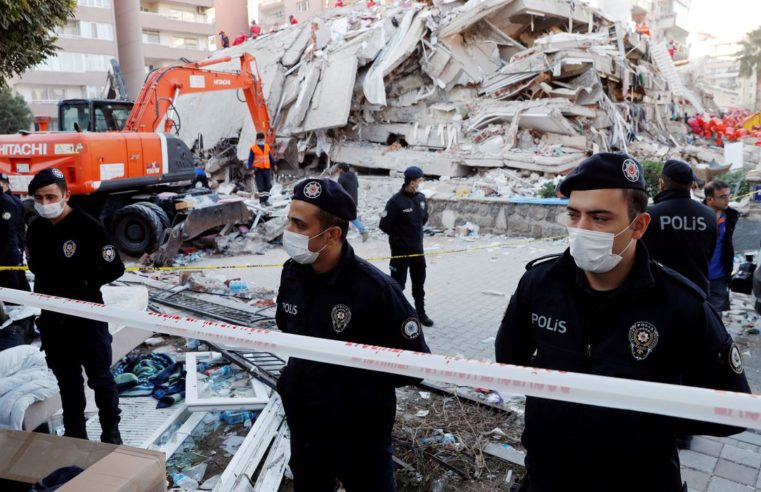 Sobe para 26 total de mortos por terremoto na Turquia e Grécia