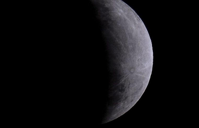 Nasa anuncia descoberta de água em estado líquido na Lua