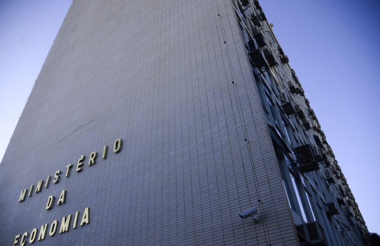 País só voltará a ter superávit primário em 2027, projeta ministério