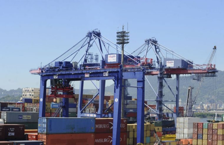Maior volume e dólar alto sustentam faturamento recorde de exportações este ano