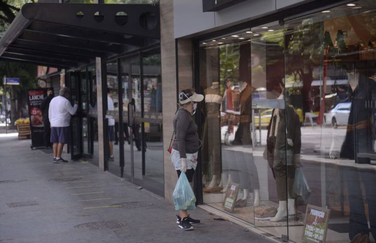 Confiança de empresários e consumidores recua na prévia de outubro