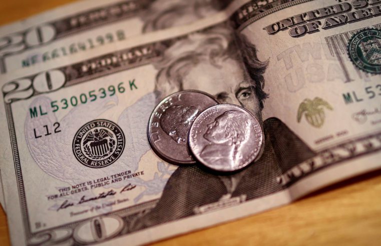 Dólar termina dia com leve queda e acumula recuo de 7,2% em novembro