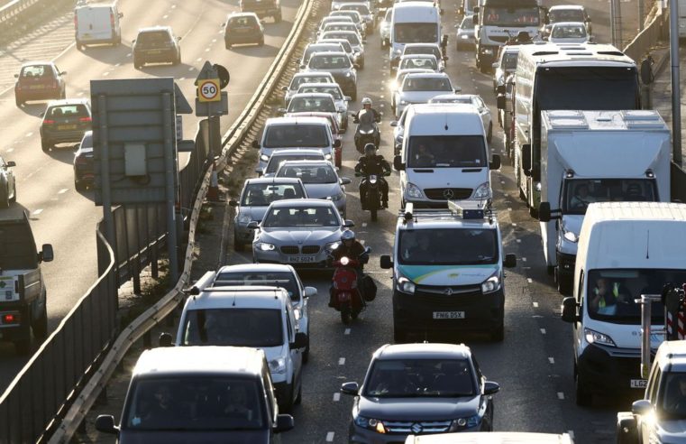 Reino Unido proibirá carros a gasolina até 2030 visando zerar emissões