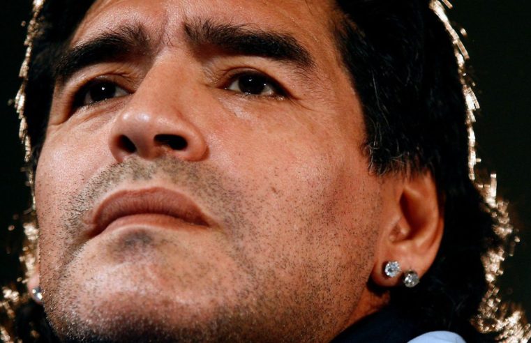 Filha mais velha posta homenagem a Maradona