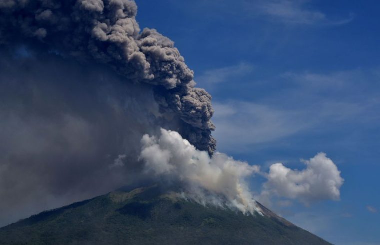 Erupção de vulcão na Indonésia obriga retirada de 4.400 habitantes
