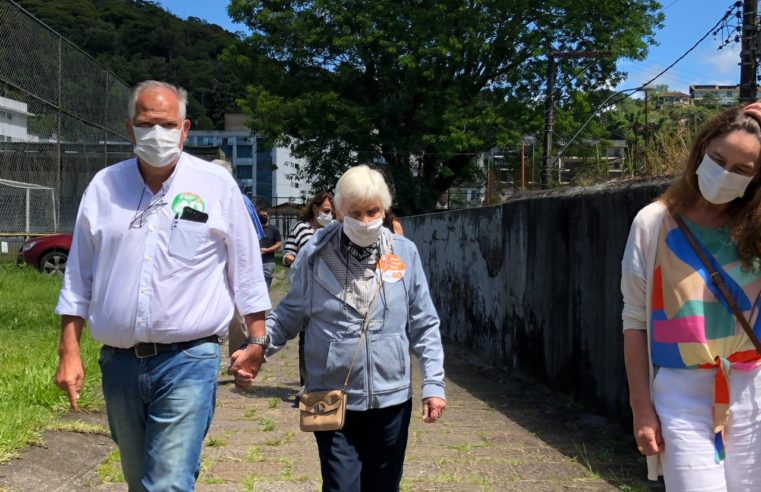 Rubens Bomtempo vota com a mãe, dona Thereza, no Valparaíso