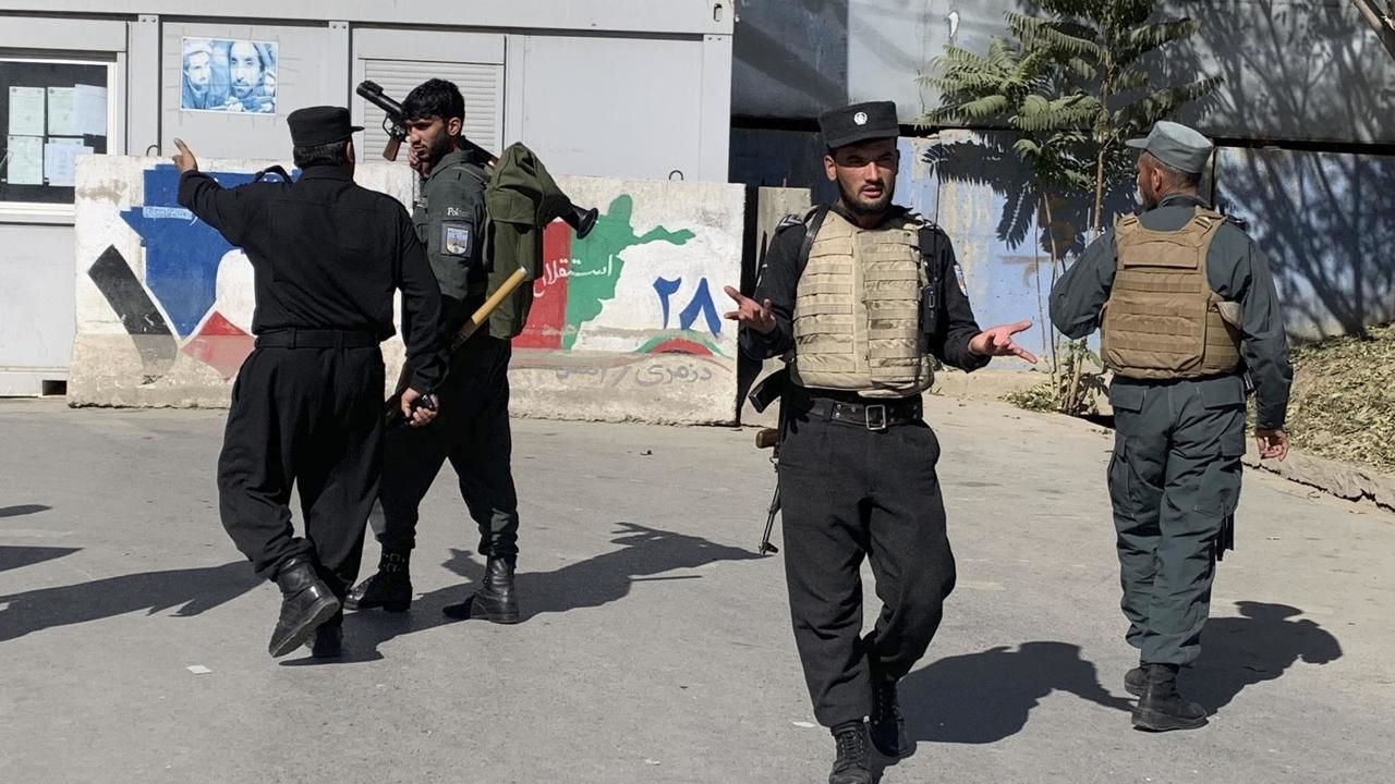 Homens armados invadem Universidade de Cabul e matam 22