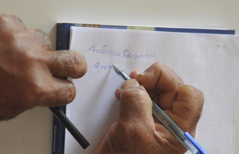Dia Nacional da Alfabetização é comemorado com poucos avanços na área