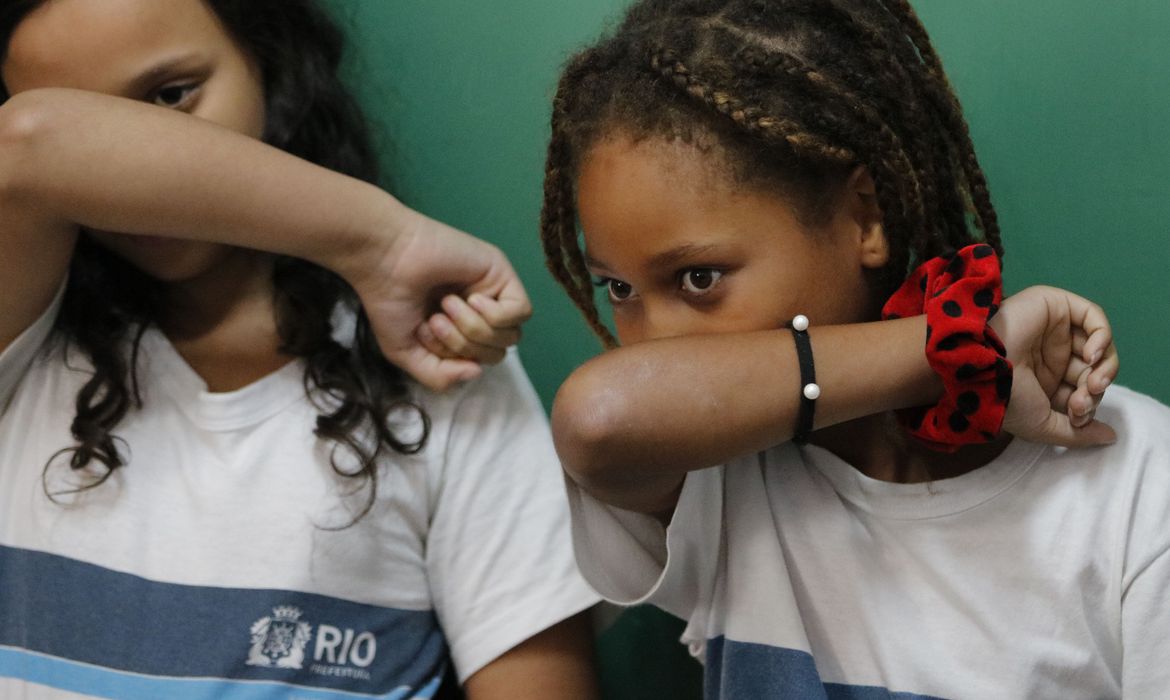 Mais de 20% das crianças estão matriculadas em escolas sem saneamento