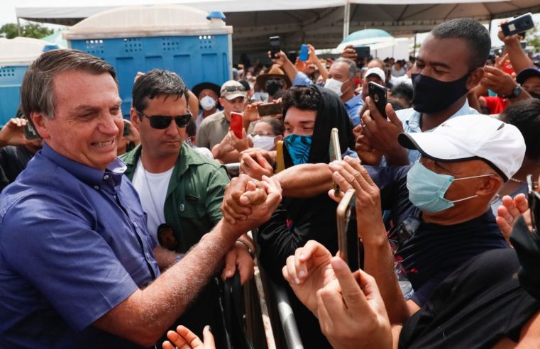 Bolsonaro entrega títulos de propriedade rural para famílias em Goiás