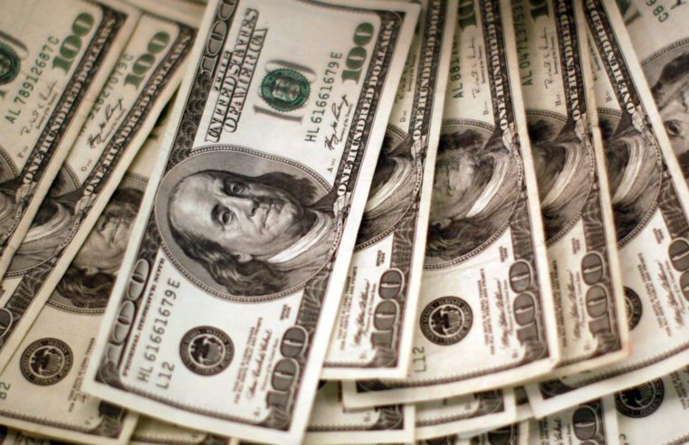 Dólar cai para menor valor em quatro meses com euforia externa