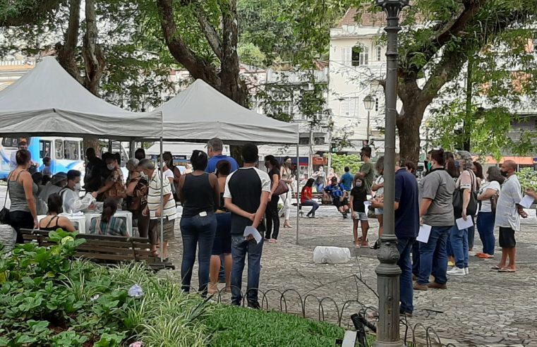 Testes rápidos para a covid-19 na Praça Dom Pedro, atraiu centenas de pessoas