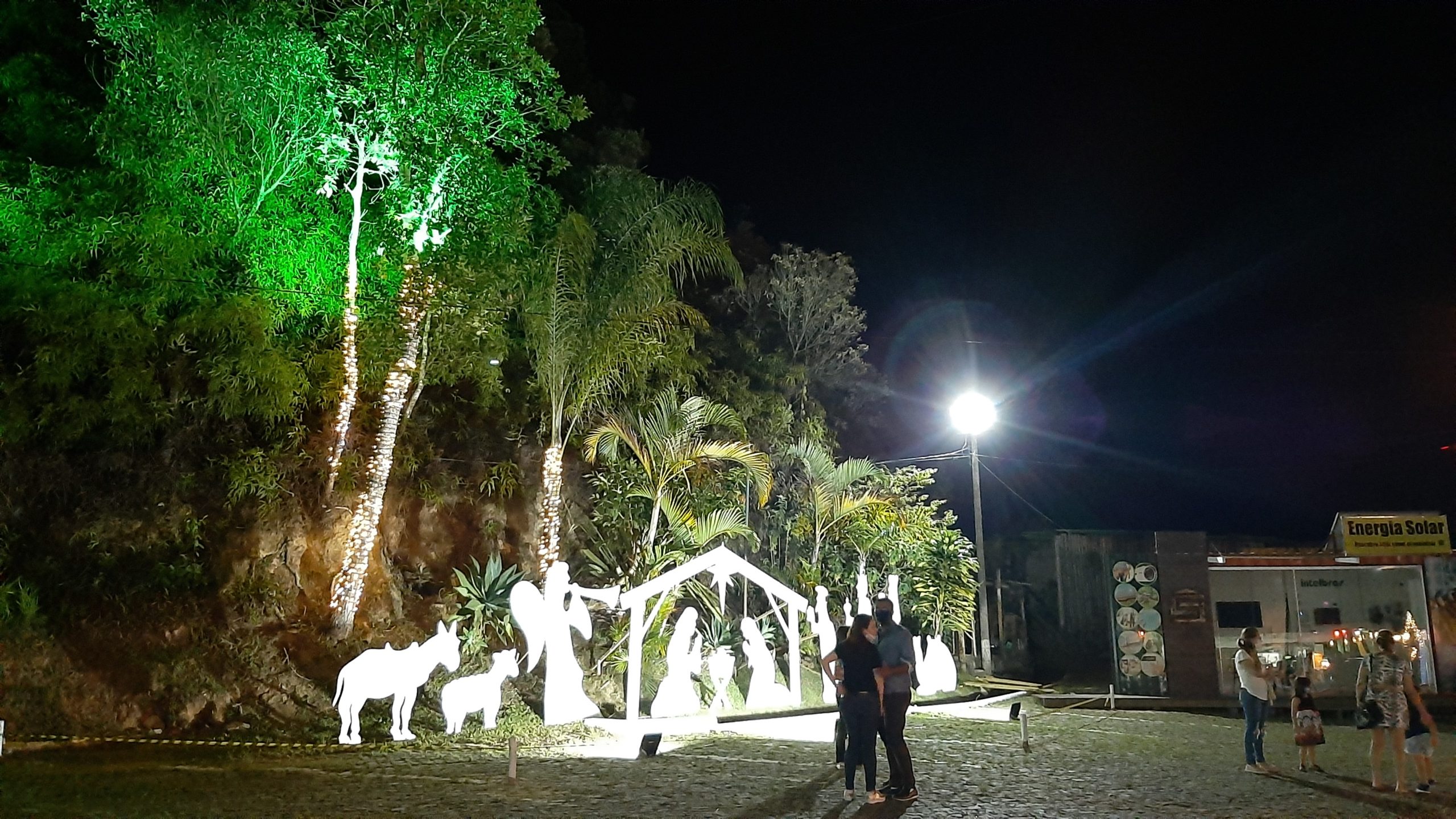 Feirinha de Itaipava tem natal iluminado: é a Feirinha de Luz