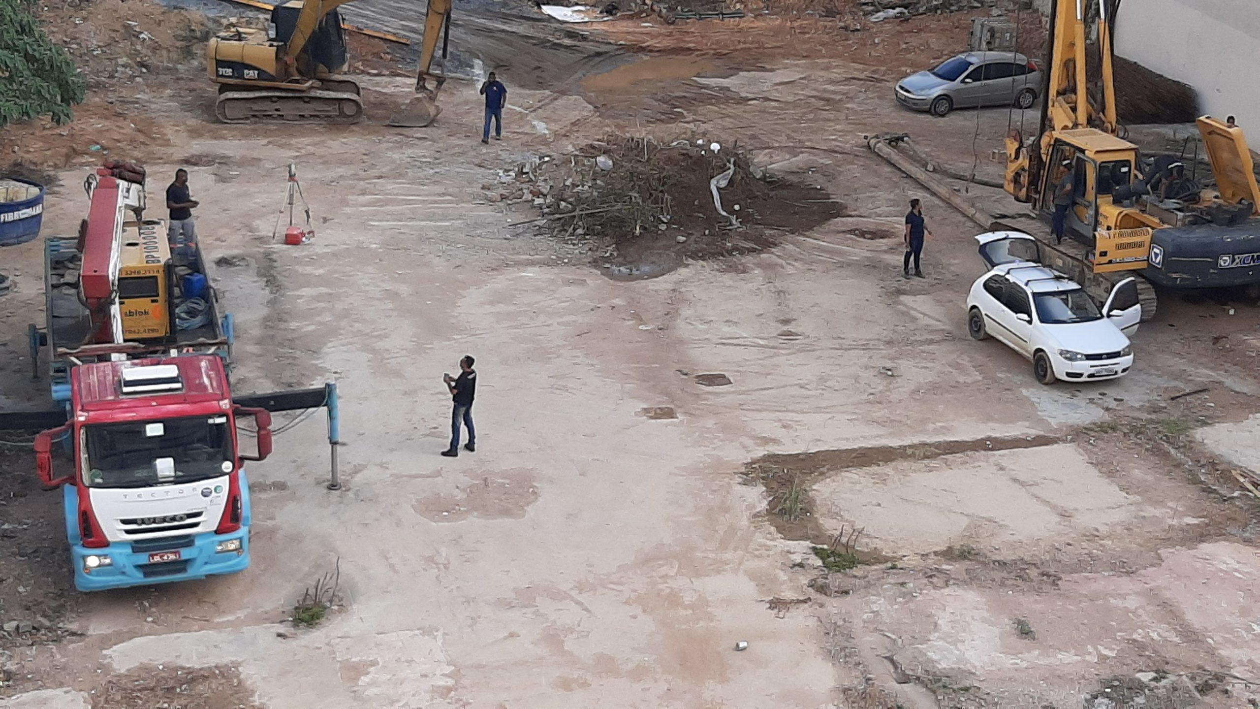 Preparo do terreno, para a construção do Supermercado Extra, na Rua Paulo Barbosa, está em ritmo acelerado. A previsão de inauguração é para março de 2021