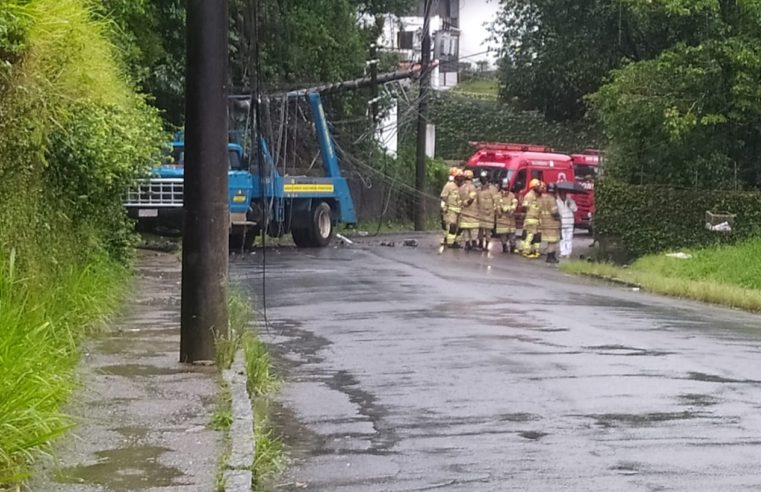 Caminhão desgovernado derruba poste e trânsito é interditado, temporariamente, na Estrada da Independência
