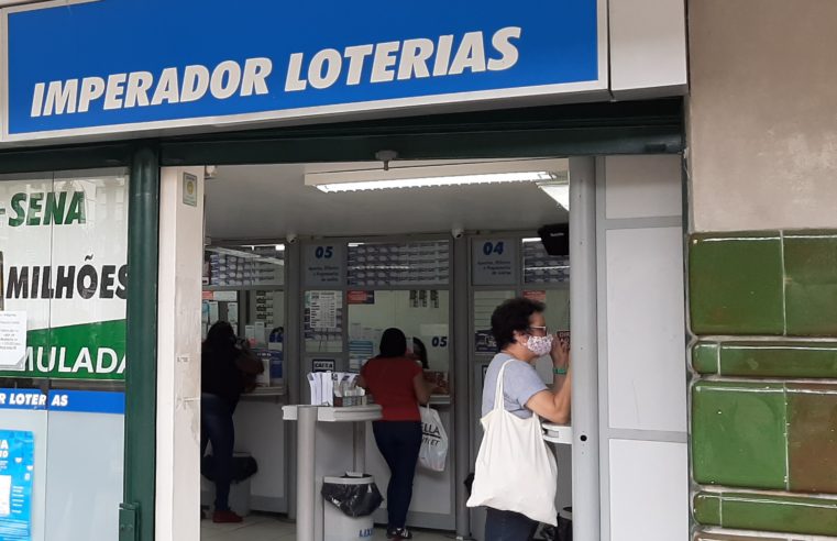 Em Petrópolis muitas pessoas enfrentaram filas enormes, nas casas lotéricas do Centro, por conta do Prêmio da Mega da Virada : 300 milhões de reais