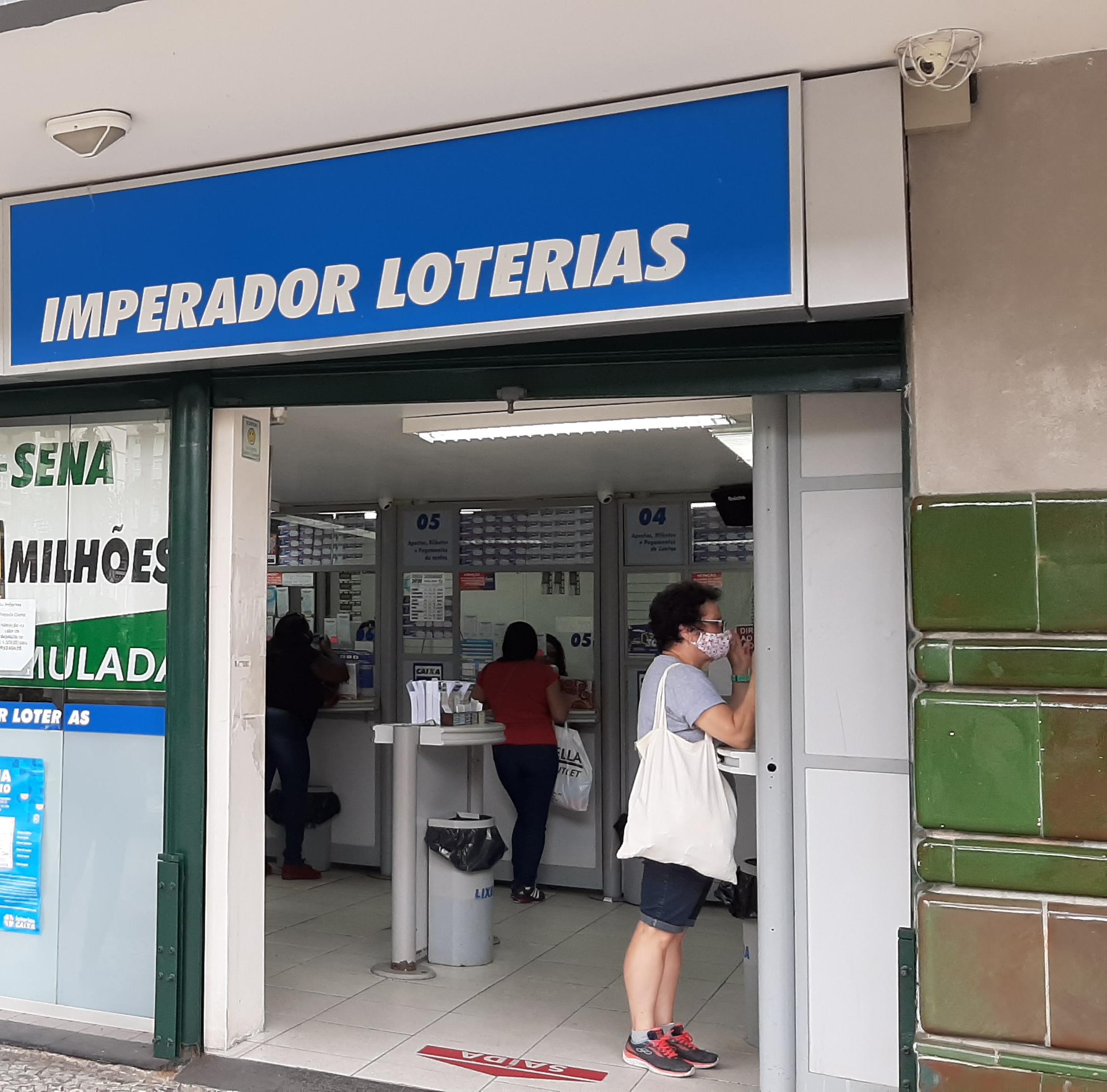 Em Petrópolis muitas pessoas enfrentaram filas enormes, nas casas lotéricas do Centro, por conta do Prêmio da Mega da Virada : 300 milhões de reais