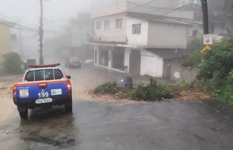 A Secretaria de Defesa Civil e Ações Voluntárias registrou, até o momento, 20 ocorrências devido às fortes chuvas da última quarta-feira. Destes, 14 registros foram de deslizamentos