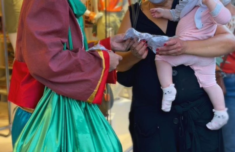 ARTE distribuiu máscaras de tecido aos clientes e visitantes da Rua Teresa