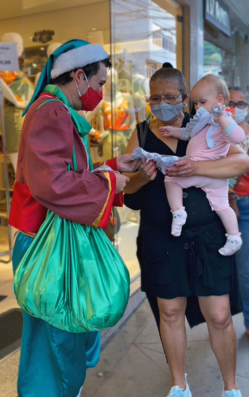 ARTE distribuiu máscaras de tecido aos clientes e visitantes da Rua Teresa