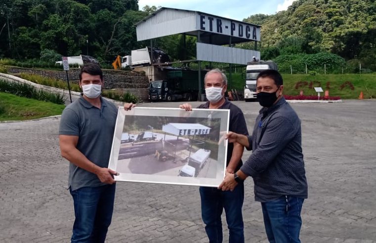 Prefeito confere instalação do transbordo: detrito que é coletado em Petrópolis não é depositado no chão – todo resíduo sai dos caminhões direto para as carretas que fazem o transporte para o aterro de Três Rios.