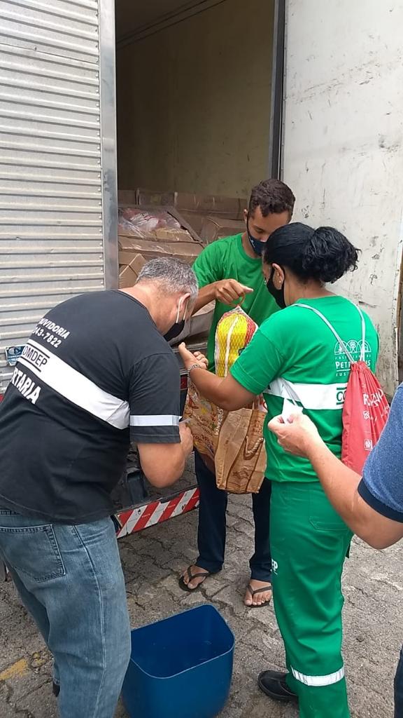 Prefeitura entrega cestas de Natal para funcionários da Comdep