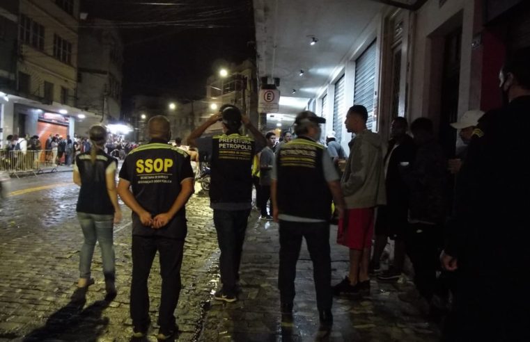 Choque de Ordem em vários pontos de aglomeração em Petrópolis. Equipes de fiscalização,  Polícias Civil e Militar atuaram juntos na Operação desta sexta-feira