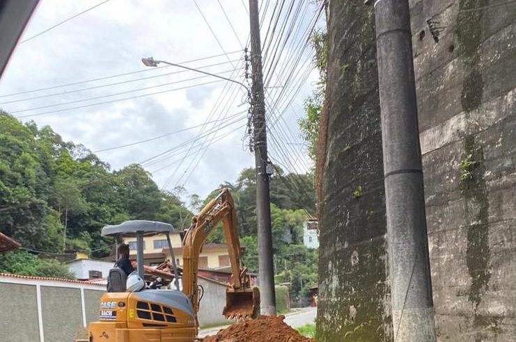Em Petrópolis, a Secretaria de Obras embarga construção irregular na Estrada do Independência