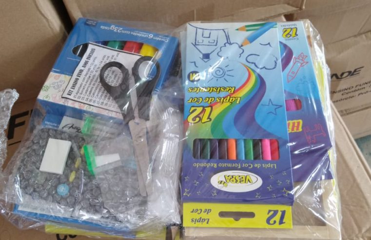 Kits com lápis, borracha, caderno, cola, lápis de cor, tesoura e demais artigos necessários para os estudantes, de acordo com o ano de escolaridade, foram entregues no depósito da Secretaria de Educação.
