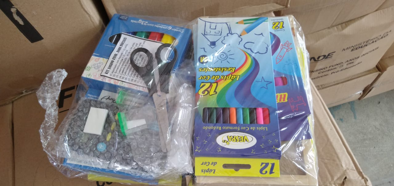 Kits com lápis, borracha, caderno, cola, lápis de cor, tesoura e demais artigos necessários para os estudantes, de acordo com o ano de escolaridade, foram entregues no depósito da Secretaria de Educação.