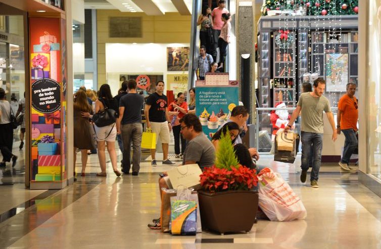 De acordo com uma pesquisa do Instituto Fecomércio, 53% dos fluminenses têm a intenção de presentear alguém no fim do ano