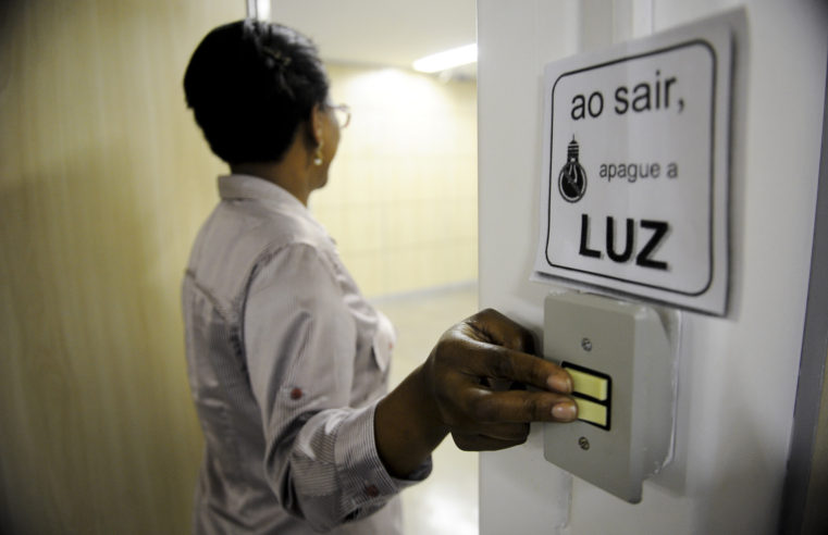 Brasileiros terão conta de luz mais cara em dezembro, revela Aneel