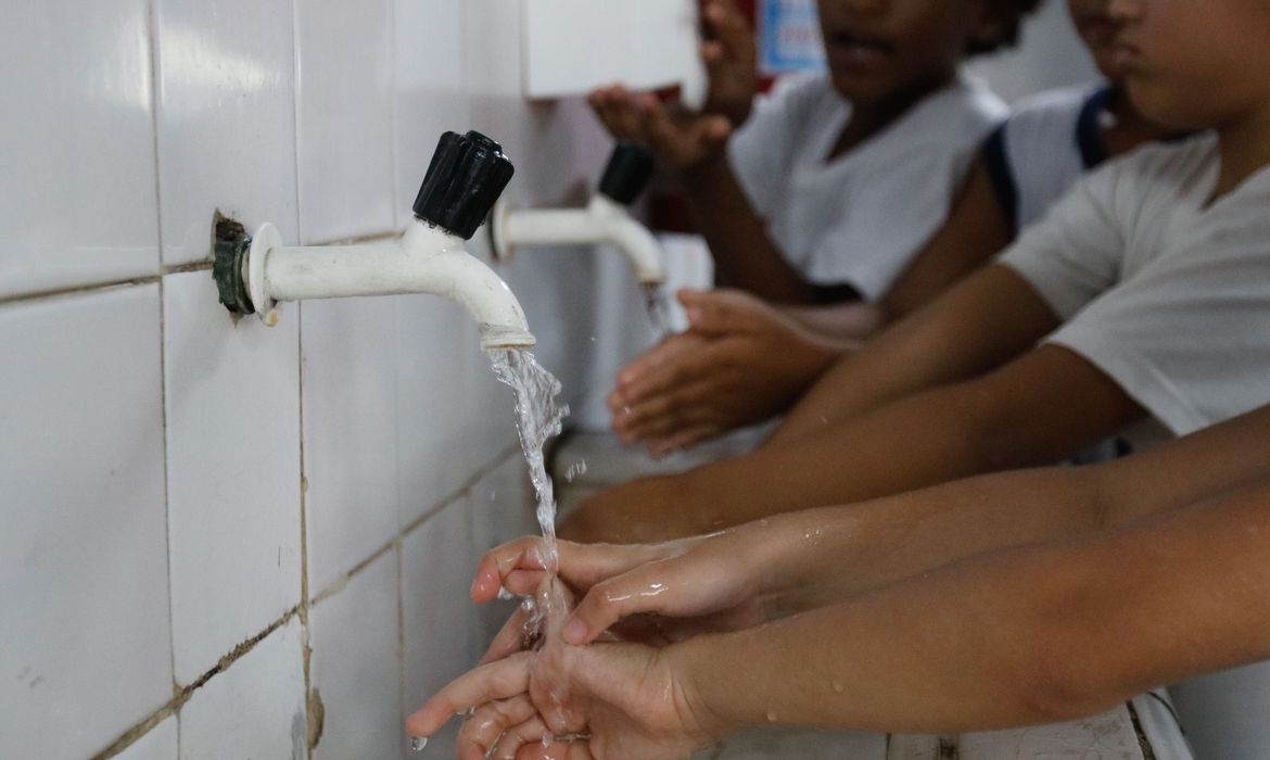 Mais de 20% das crianças estudam em escolas sem saneamento básico