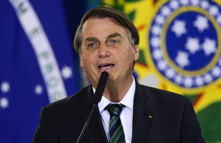 Vacina tem impacto que precisa ser bem esclarecido, diz Bolsonaro